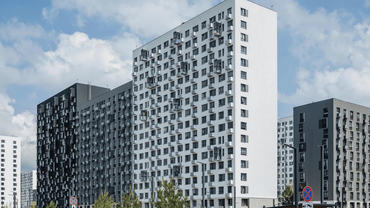 «Мытищи Парк» находится в северной части города Мытищи Московской области, в 10 км от МКАД по Ярославскому шоссе. Сложившуюся инфраструктуру района дополнят школы, детские сады и ФОК, которые ГК «Самолет» построит в рамках проекта.

Со всех сторон территория жилого комплекса окружена зелеными массив