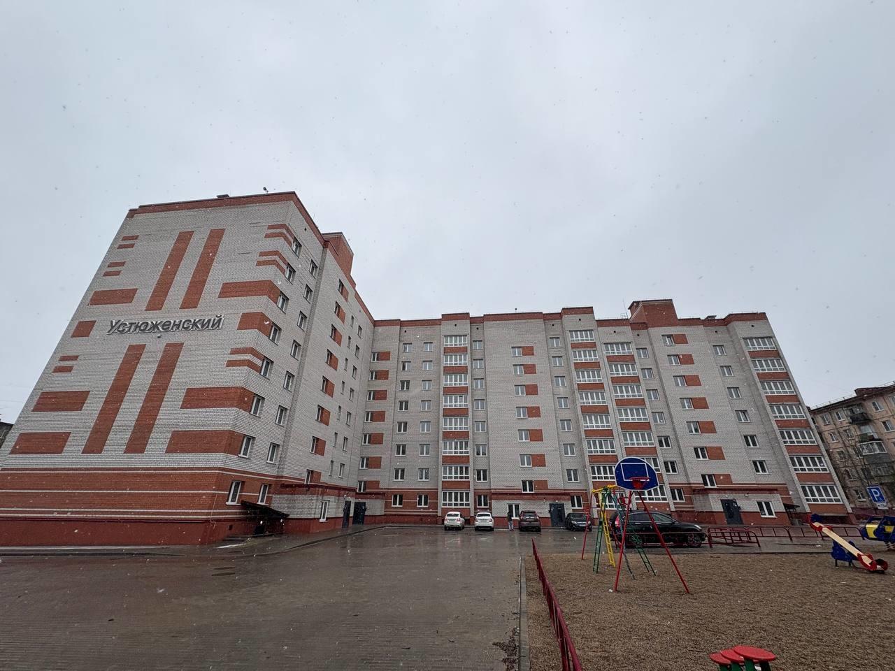 Дом сдан !
ЖК «Устюженский»

Подходит под семейную ипотеку по ставке 3,9% на весь срок кредитования, так же семейная военная и IT- ипотека 6%

В продаже 2 комнатная квартира на Устюженской 14, на 2-м этаже кирпичного дома.

МЕТРАЖ: Общая площадь 77,5 м2, жилая площадь 42,4м2( комнаты 16,4 и 25,9 м2)
