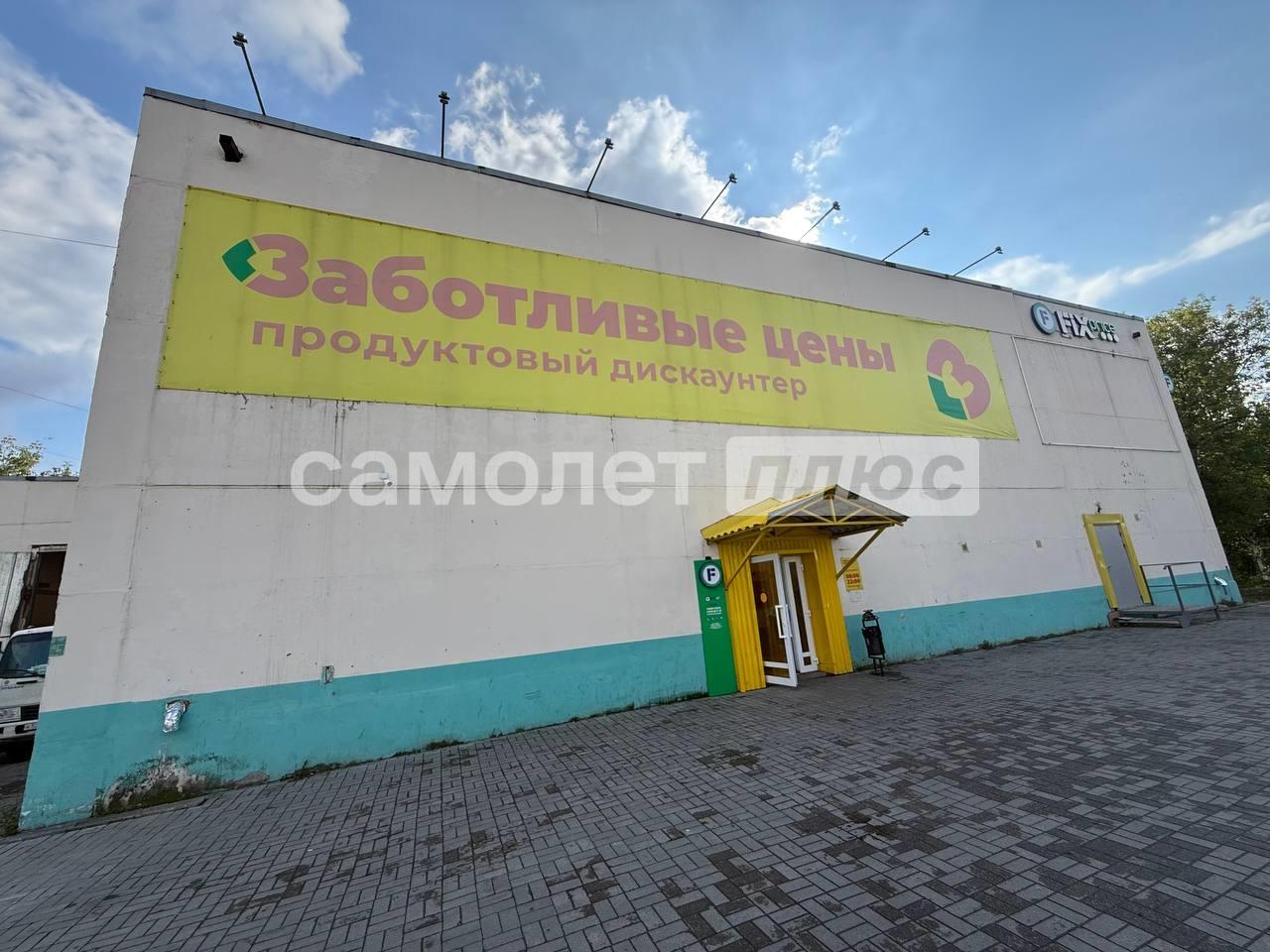 Сдаётся в аренду просторное нежилое помещение площадью 216 кв.м. в самом сердце оживленной локации Череповца! 
Адрес: г. Череповец, ул. Молодежная, д. 37 (2 этаж). 
Ваши ключевые преимущества: 
* Идеальное расположение: Центральная улица с максимальной проходимостью. 
* Огромный пешеходный трафик: П