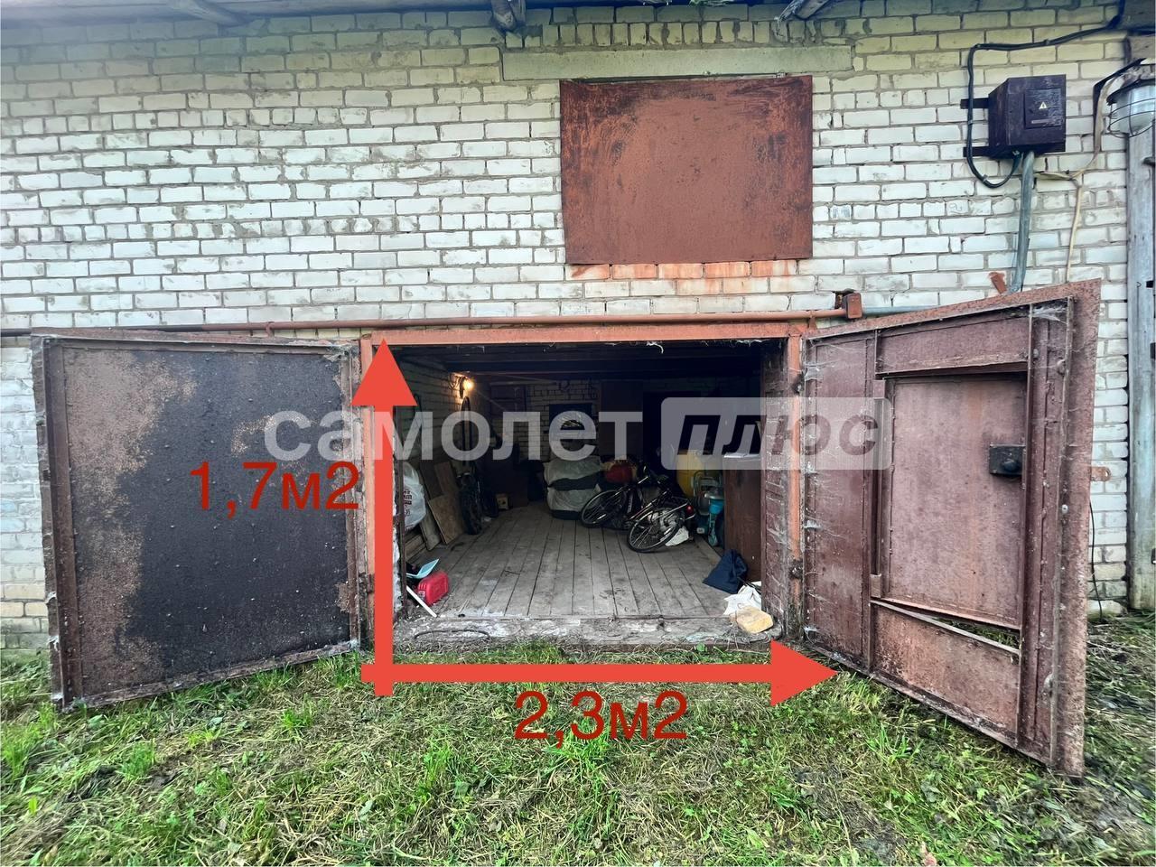 В продаже капитальный двухэтажный гараж. В кооперативе в Ирдоматке. 

Размеры:
Площадь- 27.9 м2
Высота потолка 1 этаж- 2м2
Высота потолка 2 этаж- 3,2м2 (по коньку) Двухскатная крыша.
Размеры ворот: 2,3х 1,7 (на фото)

Местоположение: Ирдоматка (рядом с домами)

Коммуникации:
Есть электричество, свет