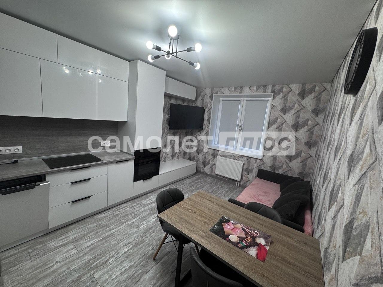 
Сдаётся 2-комнатная квартира 65.4 м² с ремонтом, от которой вы придете в восторг. Здесь вас ждут:

 Разгонная полоса при входе – прихожая и коридор 13.3 м². Хватит места для всех шкафов, тумбочек и зонтика, который вечно падает.

 Кухня – 13.8 м². Готовьте завтрак, пока кто-то пьет кофе у окна, не 