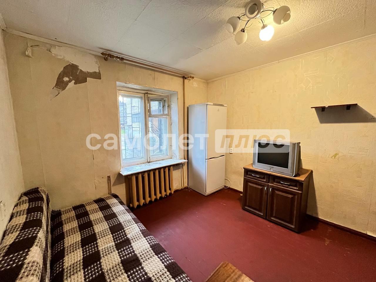 Сдам уютную комнату в просторной квартире. Идеальный вариант для студентов, работающей молодёжи  или славян.

-в комнате есть всё для жизни: большой диван, шкаф для одежды, телевизор, холодильник, стол.

-в квартире: туалет и раковина, ими пользуются только две комнаты. Душ с горячей водой находится