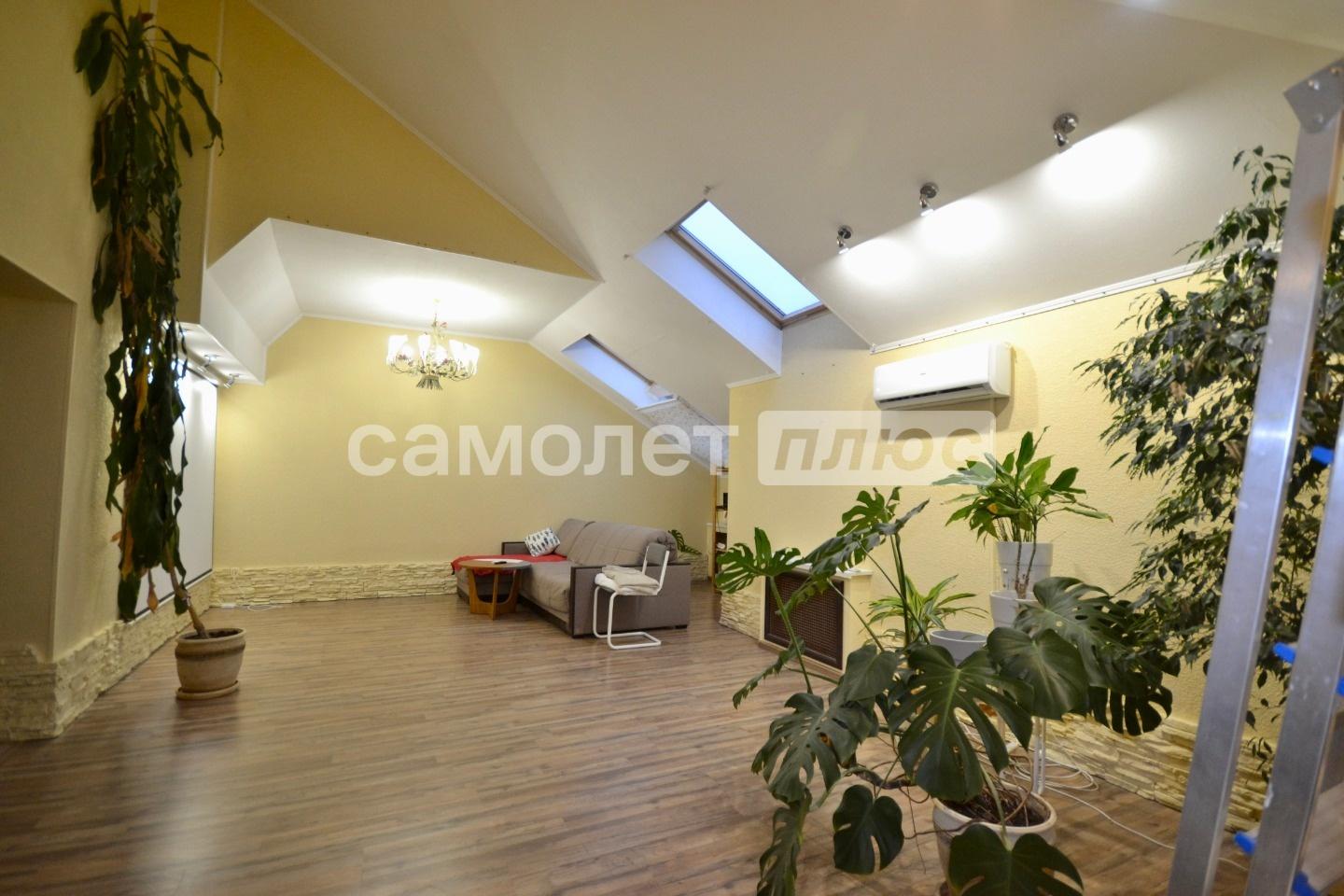 Продаётся роскошная 5-комнатная квартира!
Адрес: ул. Любецкая, 48. Кирпичный дом. Закрытый двор — ваша безопасность и спокойствие гарантированы!

Представьте себе идеальное пространство для жизни большой семьи — где простор и уют становятся реальностью.

Элитная планировка:
Гостиная 37,4 кв.м
Кухня 