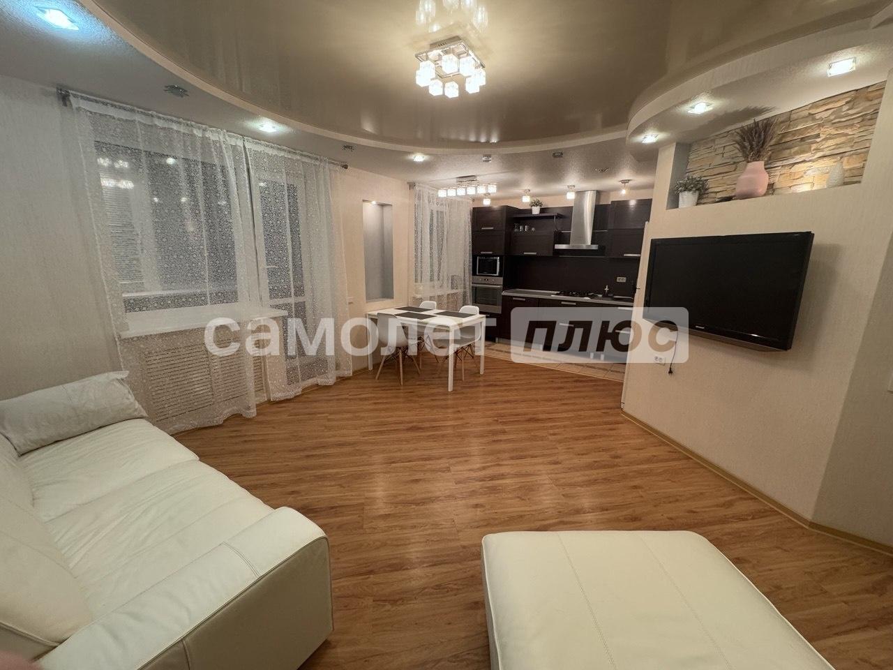 Вы устали от тесноты и коридоров-клаустрофобов? Мечтаете о месте, где можно выдохнуть? Тогда это ваш будущий дом.

Представьте:
Вы заходите не в тесный тамбур, а в полноценный холл площадью 8,92 м². Здесь можно разместить стильную систему хранения, зеркало во всю стену и чувствовать себя комфортно с