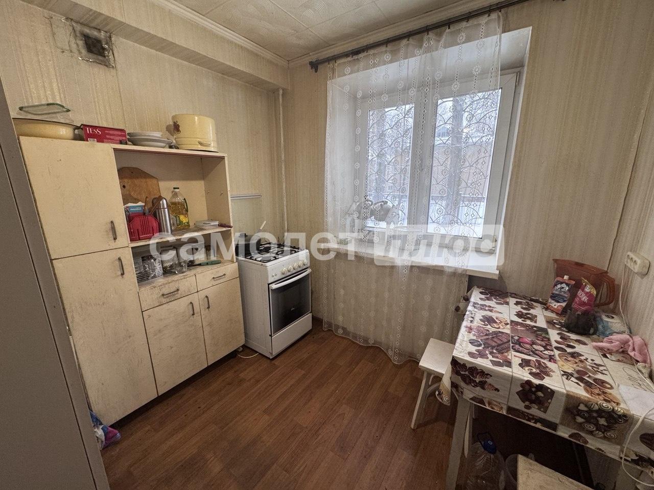 Предлагаем к продаже просторную и очень тёплую двухкомнатную квартиру в кирпичном доме. Идеальный вариант для тех, кто ищет жильё с выгодным расположением и потенциалом для создания собственного уюта.

Характеристики квартиры:

· Общая площадь: 45 кв.м.
· Жилая площадь: 27 кв.м.
· Комнаты: 17 кв.м. 