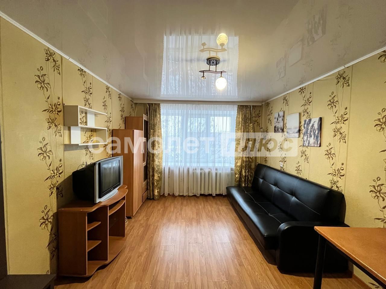 Уютная комната в общежитии.
 В комнате есть вся необходимая мебель и техника.
-Мебель в комнате: диван, шкаф, стенка, стол, шкафчики для посуды.
-Техника в комнате: холодильник, телевизор, электрическая плитка.
-Туалет на две комнаты под замком, душевая кабинка есть на этаже и душевая в подвале (так