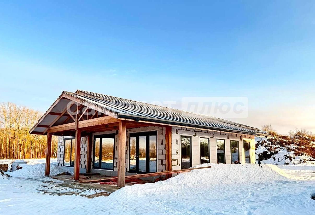 Захвати город, не выезжая из него. Ваш уют в 15 минутах от цивилизации.

Ваш собственный одноэтажный коттедж, где каждая деталь продумана для жизни без компромиссов. Не на отшибе, а всего в 1,5 км от легендарного самолета СУ-27 – это 3 минуты на машине до города. Вы не покупаете домик, вы приобретае