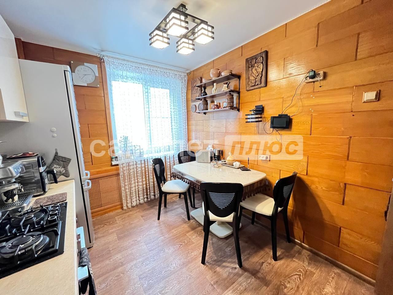 Предлагается к продаже уютная и светлая трешка в отличном состоянии. Квартира идеально подойдет для семьи с детьми.

Ключевые преимущества:

· Планировка: Классическая, серия-125, все комнаты изолированные (12,5 м², 16,3 м², 10,8 м²). Кухня-9 м².
· Ремонт: Качественный ремонт. Частично поменяна пр