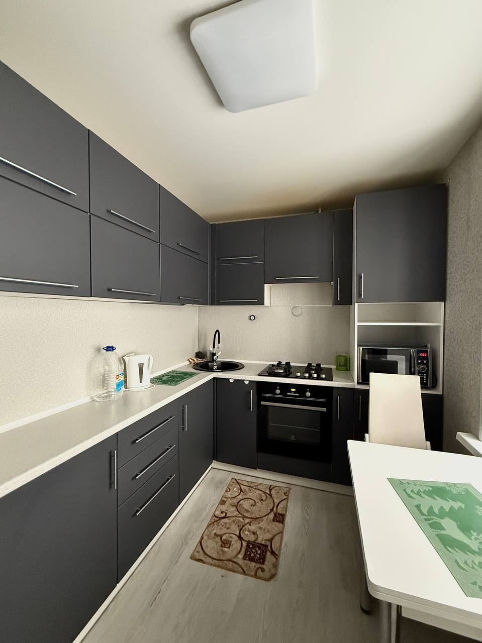 Сдам светлую 1-комнатную квартиру на 7 этаже в кирпичном доме. 


Предлагаем к аренде уютную и очень светлую однокомнатную квартиру в отличном состоянии.

Возможна регистрация!

Преимущества:

•Высокий 7-й этаж в кирпичном, тихом доме.
•Удачное расположение района: развитая инфраструктура, транспорт