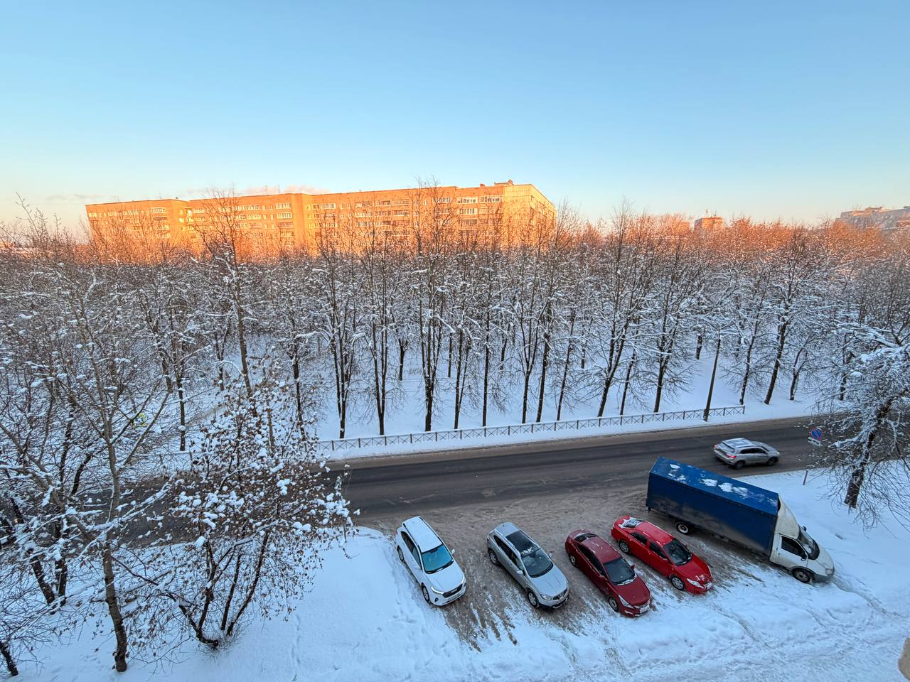 Продаётся не квадратные метры, а возможность. Возможность создать именно ТВОЁ пространство: для вдохновения, для уединенного отдыха, для шумных вечеринок с друзьями и для спокойного быта.

· Адрес: ул. Архангельская, 33, 5 этаж.
· Площадь: 45,7 кв.м — идеальный размер для воплощения идей.
· Ключевая