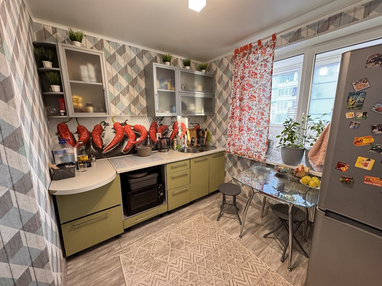 Представляем вам идеальное «стартовое» жилье или надежный актив для инвестиций. Дом свежий, построен всего 9 лет назад (2015 год), поэтому состояние подъезда и инженерных систем вас порадует.

Почему здесь будет уютно?
В квартире продумано каждое помещение:

· Просторная комната (12,8 м²): Здесь лег