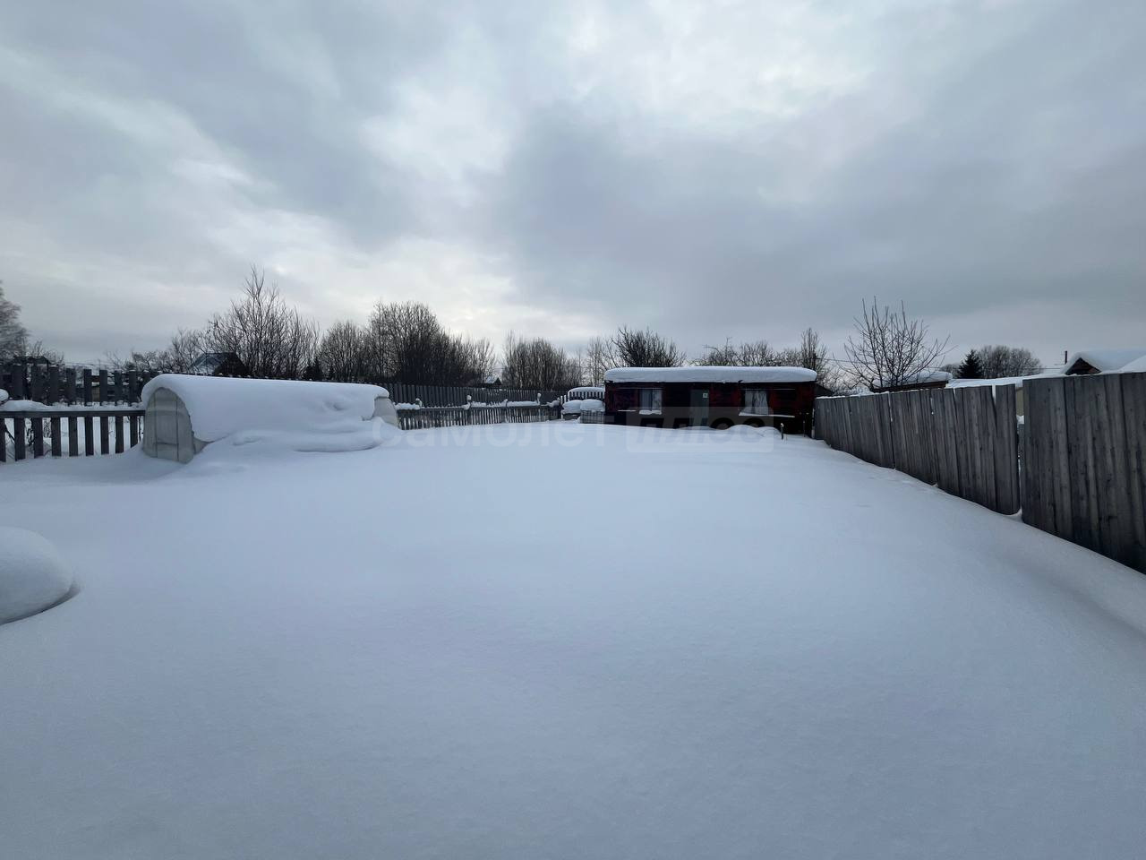 Продается земельный участок площадью 3 сотки в живописной деревне Ирдоматка (Череповецкий район).
 Прекрасное место для загородного отдыха, строительства небольшого домика или ведения личного подсобного хозяйства.

На участке расположен вагончик (бытовка), который требует косметического ремонта.
Это