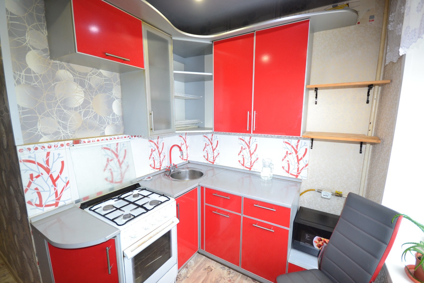 Продается просторная трёхкомнатная квартира общей площадью 61.7 кв. м. с качественным ремонтом. Продуманная планировка и дополнительные места для хранения делают это жилье не только красивым, но и максимально удобным для большой семьи.

Кухня(5.8 м²) с хорошо продуманным гарнитуром, удобство при при