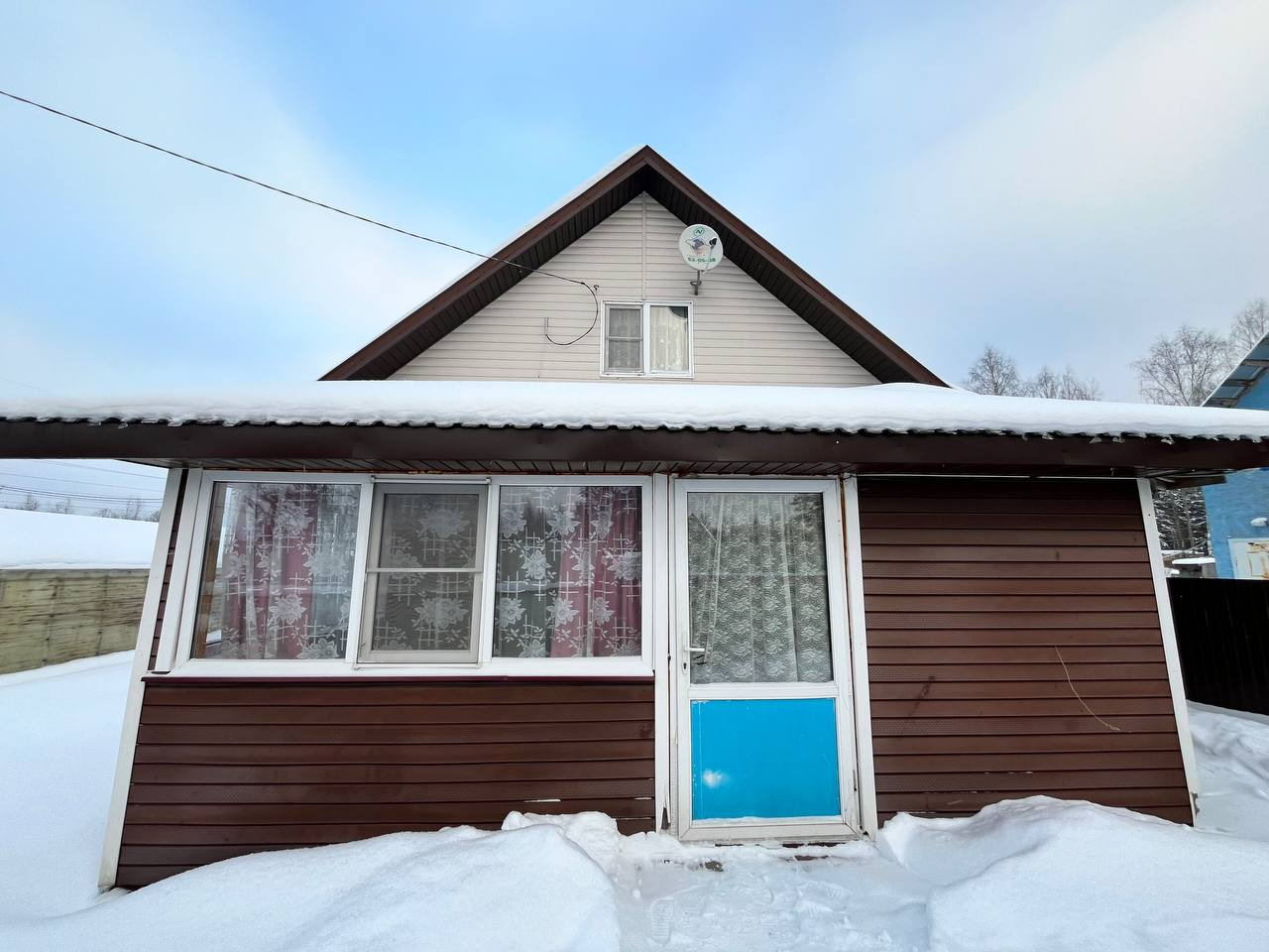 Ищете дом для постоянного проживания, где все уже сделано за вас? У нас есть идеальный вариант!

✅ 3 жилые комнаты (1 на первом этаже, 2 на втором).
✅ Удобства внутри: душевая, туалет, вода в доме.
✅ Тепло и надежно: каркасный дом на плите, новая электрика.
✅ Газ на подходе — скоро проведут, будет е