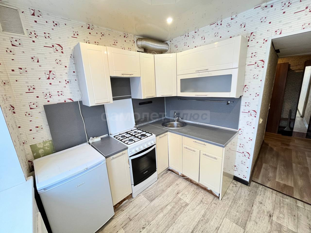 Продается квартира на верхнем этаже (5/5) по адресу ул. Бардина, 3.
 Общая площадь 42,5 кв.м.— просторная и функциональная планировка. Изолированные комнаты.
Жилая площадь 25,8 кв.м.
Кухня-6 кв.м.

О квартире:
✅ Свежий ремонт: В квартире выполнен косметический ремонт, всё готово к заезду.
✅ Электрик