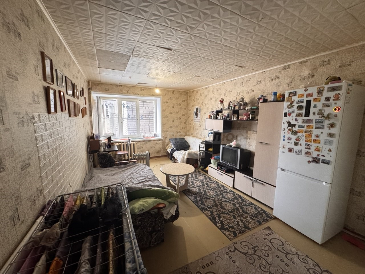 Предлагается к продаже комната, которая по комфорту не уступает квартире. В пятикомнатной квартире вам принадлежит не просто комната, а целая секция!

Что вы получаете:

· Жилая комната: 18,1 кв. м (просторная, светлая).
· Личный коридор (прихожая): 3,6 кв. м — можно поставить шкаф и разуваться, не 