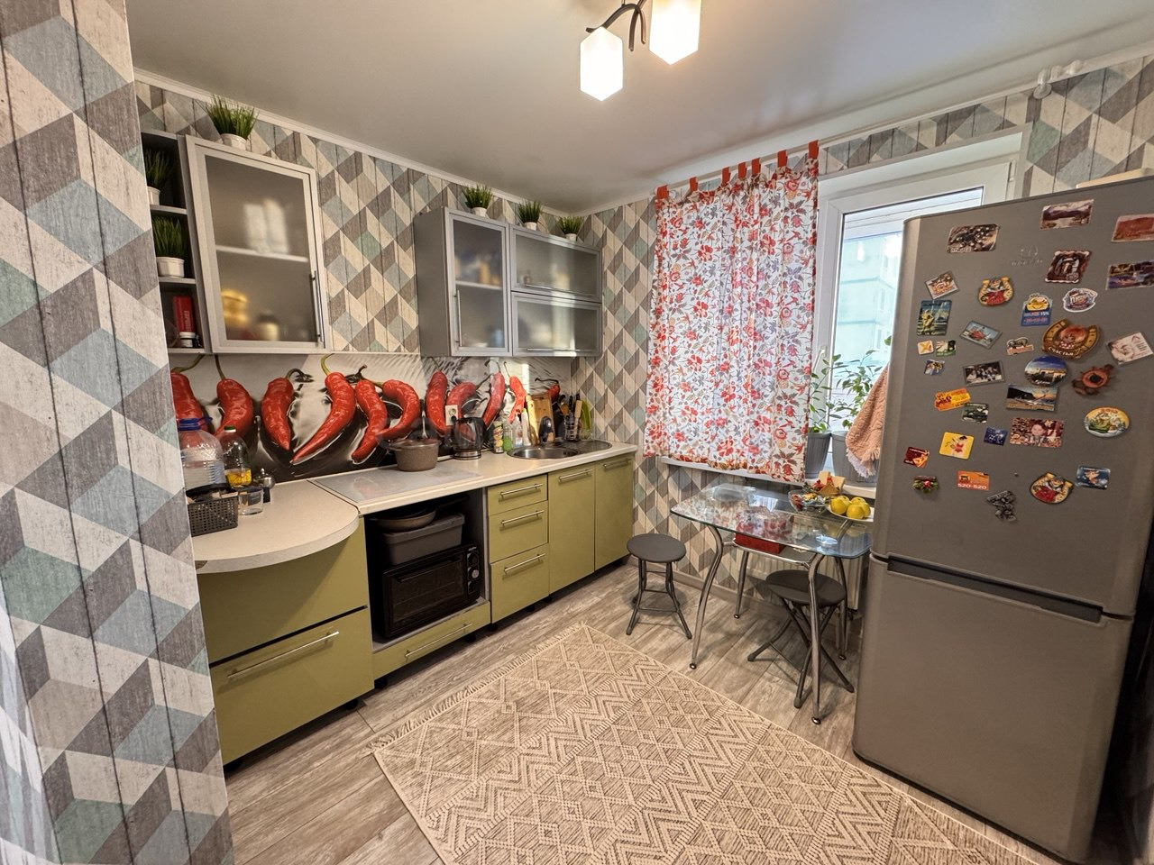  Главная особенность — шикарный большой балкон, который станет вашим любимым местом в доме.

Характеристики:

· Адрес: г. Череповец, ул. Наседкина, д. 27А.
· Общая площадь: 31,42 кв. м.
· Жилая комната: 12,8 кв. м.
· Кухня: 7,2 кв. м (достаточно просторная).
· Санузел: раздельный .

Инфраструктура (