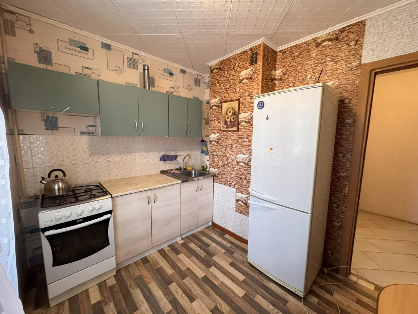 Предлагаем вашему вниманию уютную и теплую двухкомнатную квартиру в одном из самых динамично развивающихся и комфортных для жизни районов Череповца — Зашекснинском. Дом расположен по адресу: Шекснинский проспект, дом 27. Это отличный вариант как для семьи с детьми, так и для тех, кто ценит свое врем