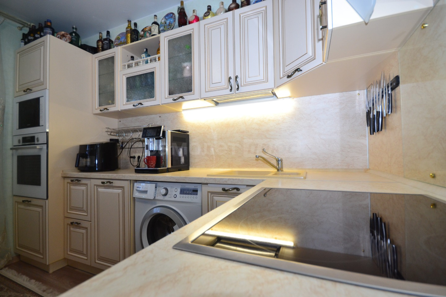 
Квартира площадью 54.3 кв.м. находящуюся на 7 этаже 14 этажного дома. 
Дом построен в 2019 году. Дворовая территория дома в скором времени будет закрытой, въезд будет осуществляться через шлагбаум, просторная парковка позволит размещать свой транспорт без проблем в любое время суток. Так же во двор