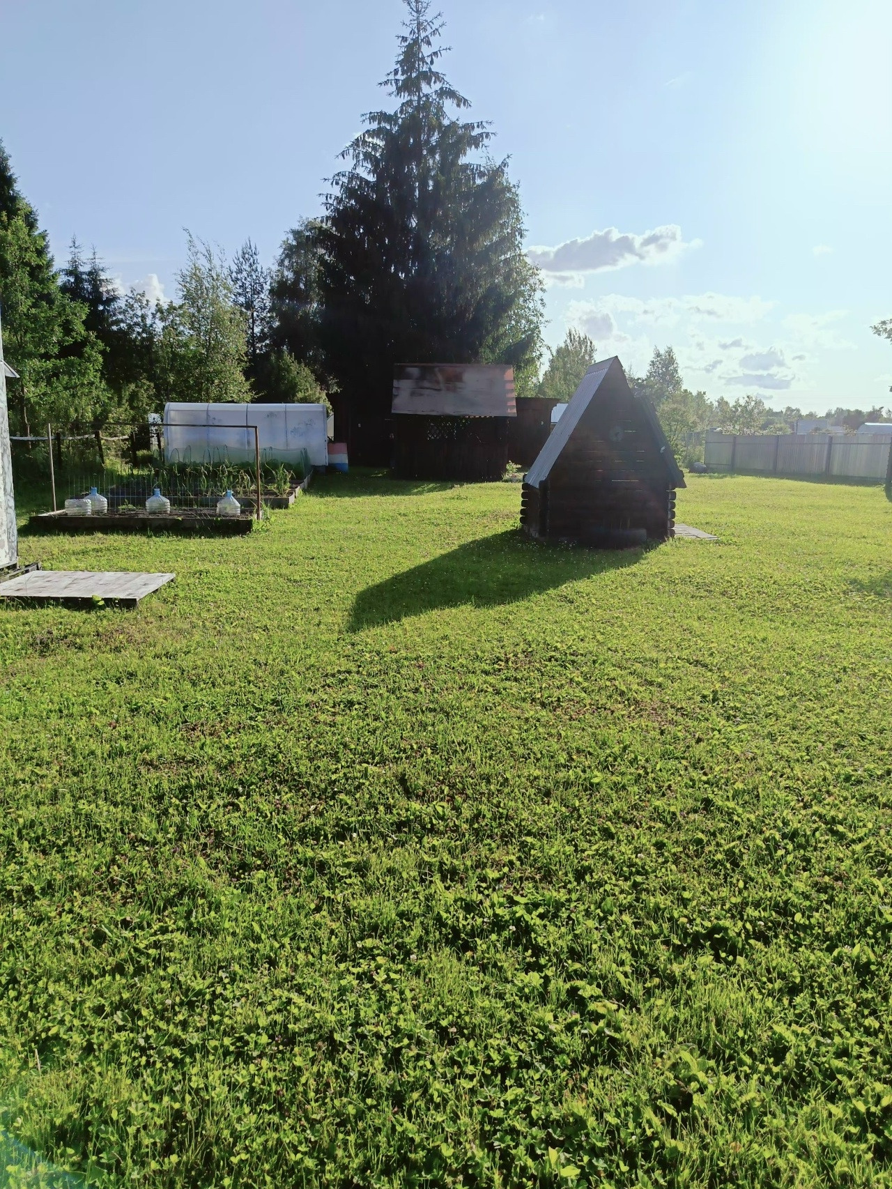 
? Локация: СНТ «Дубрава-4». Тихий район. Участок огорожен со всех сторон.

Участок:
— Площадь: 10 соток, ровный, ухоженный.
— Ограждение: капитальный забор по периметру.

Дом (ДСП):
Просторный и уютный. Идеален для дачного отдыха.
— 2 отдельные комнаты.
— Кухня.
— Коридор.

Инфраструктура и построй