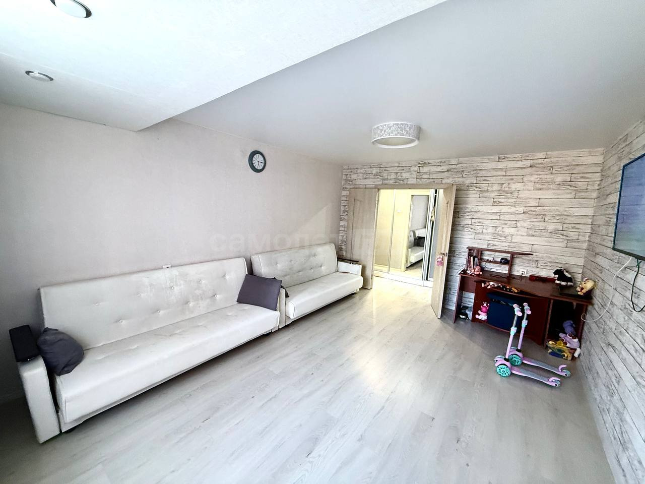 Квартира расположена в тихом и спокойном районе.

Рядом расположены:
•Детские сады
•Две школы в шаговой доступности 
•Магазины
•Банки 
•Поликлиника 3
•Автобусные остановки ~2 минуты

Мебель и техника если нужно остается
Качественный ремонт полностью готов к проживанию.

Удобная планировка с изолиров