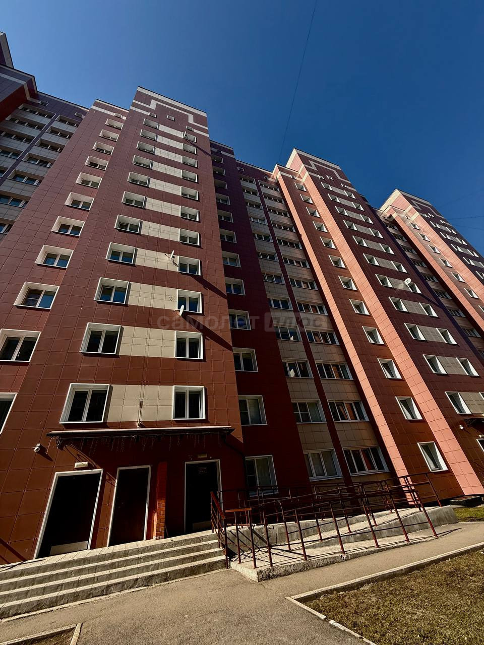 Представляем вам тёплую и уютную квартиру. Идеальный вариант для большой семьи.
Отличный вид на две стороны, большая лоджия и две полноценные комнаты

Просторная большая парковка
Детская площадка
Грузовой пассажирский лифт, что позволяет без проблем передвигаться с колясками 

В квартире остается по