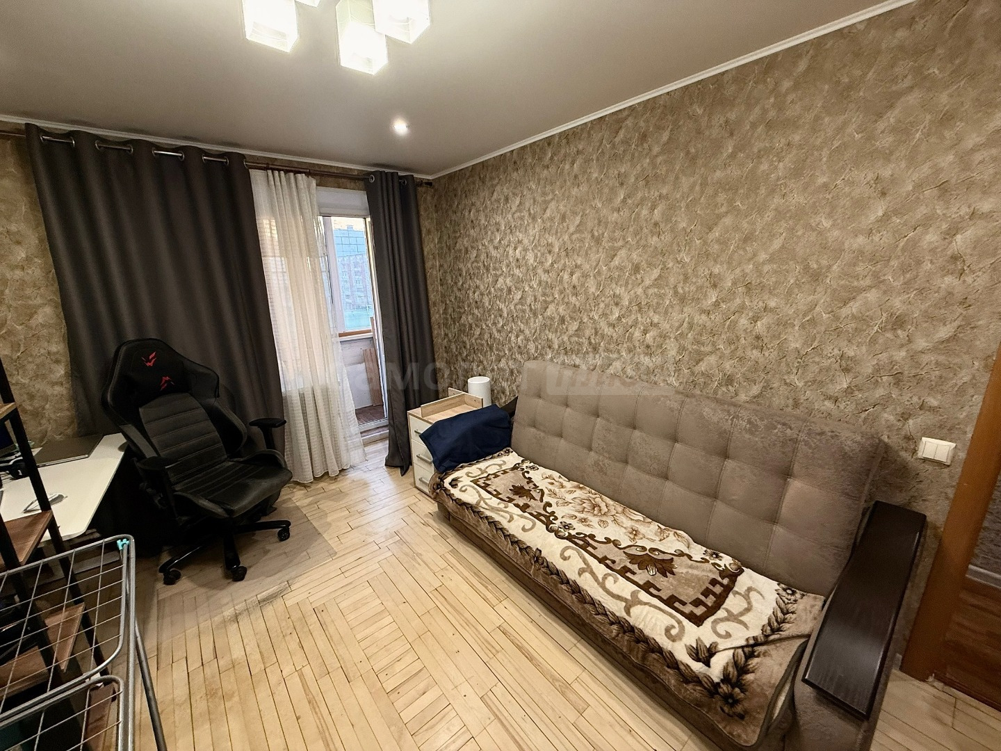 Представляем вам светлую просторную квартиру в хорошем районе!
Сразу со своим парковочным местом под шлагбаумом!

Хорошее местоположение и развитая инфраструктура.

В шаговой доступности находится:
- Школа №32
- Детский Сад №98
- Поликлиника №7 отделение №2
- Новая Поликлиника №7
- ТЦ Июнь
- Аквапар