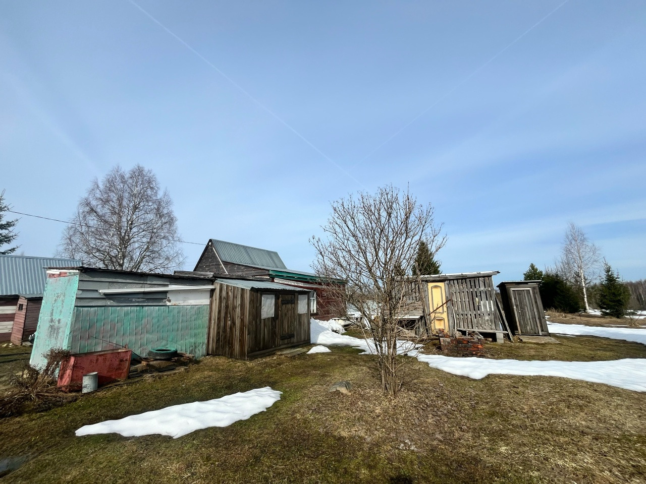 Продаётся дача в живописной деревне Воротыня. Участок — 15 соток очень красивой, ухоженной земли. Свежий воздух, тишина, природа — идеально для загородного отдыха.

На участке:
✅ Две настоящие бани (можно париться большой компанией)
✅ Небольшой домик с электрическим отоплением (конвектор) — тепло да