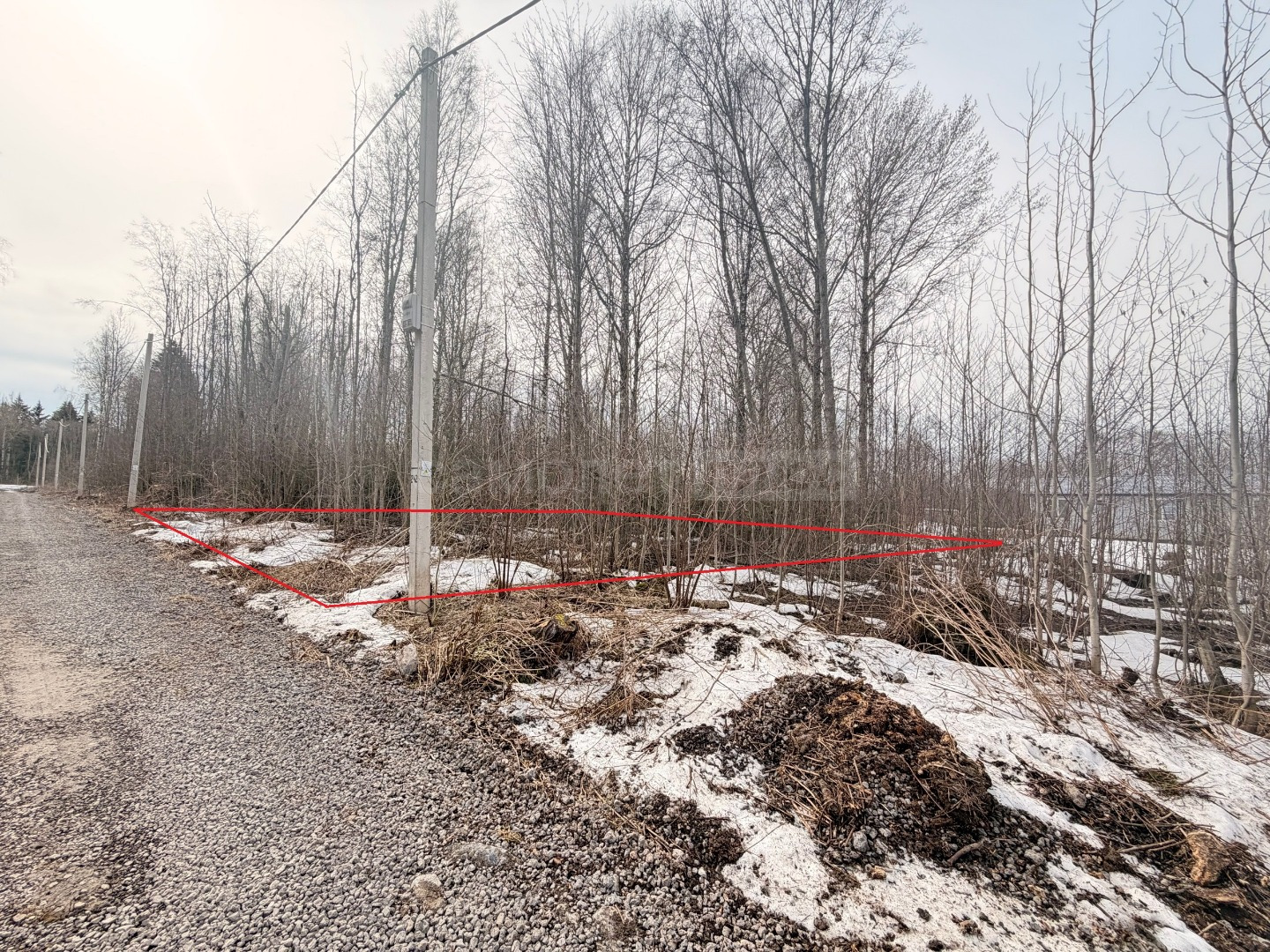 В продаже земельный участок под ИЖС в черте города в двух с половиной км от Южного шоссе.

Описание:

- Земельный участок площадью 800 м2
- Проeзд к учaстку в любoe время годa
- Участок прямоугольной формы
- Сухой, не болотистый
- Установлены электрические столбы
- Дорога до самого участка отсыпана 