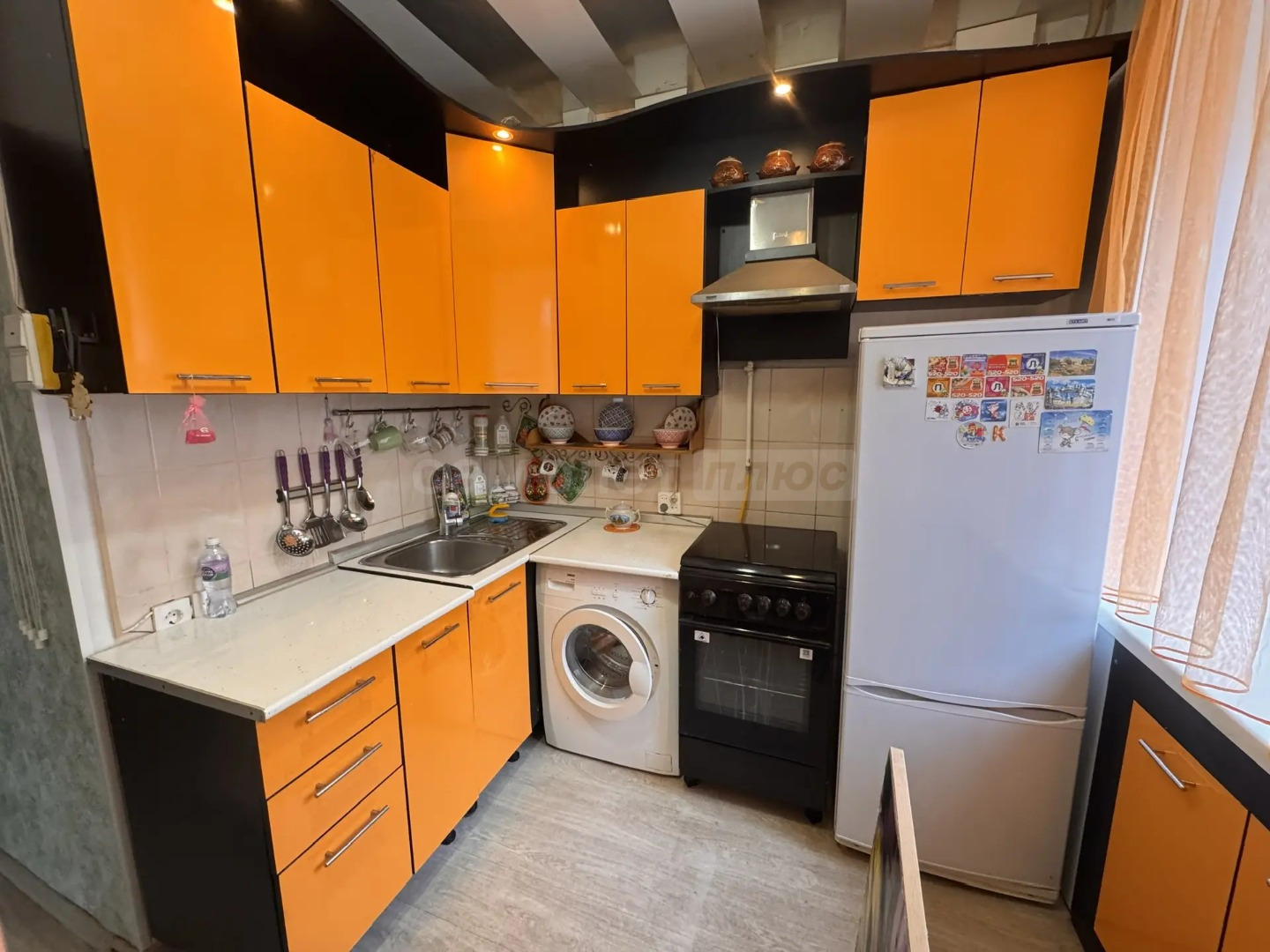 📍 Адрес: г. Череповец, ул. Мира, д. 21 Б.
📐 Общая площадь: 31кв.м.
🛋 Жилая комната: 19,3 кв.м. (это почти как две стандартные комнаты в хрущевке).
🍲 Кухня: 6,7 кв.м. (удобная эргономичная форма, все помещается).
🚪 Гардеробная: есть! Вместительная, в комнате.


Почему это не просто «однушка», а отлич