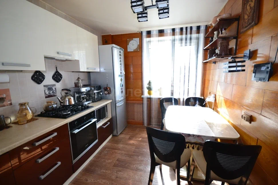 Предлагается к продаже уютная и светлая трёхкомнатная квартира очень тёплая. Идеальный вариант для большой семьи.

Ключевые преимущества:
✅ Хороший ремонт: Качественные материалы. Стены, установлены натяжные потолки, полы – всё в хорошем состоянии.
✅ Обновлённые коммуникации: Вся система отопления з